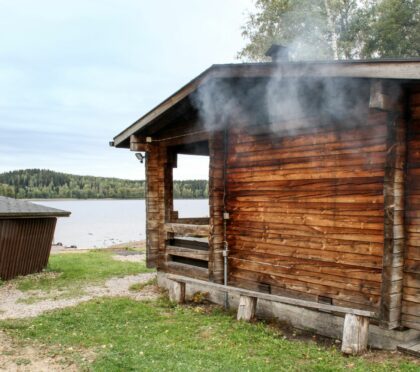 Ilorannannasta löydät niin perinteisen rantasaunan kuin savusaunankin.