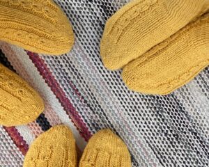 Keltaiset villasukat